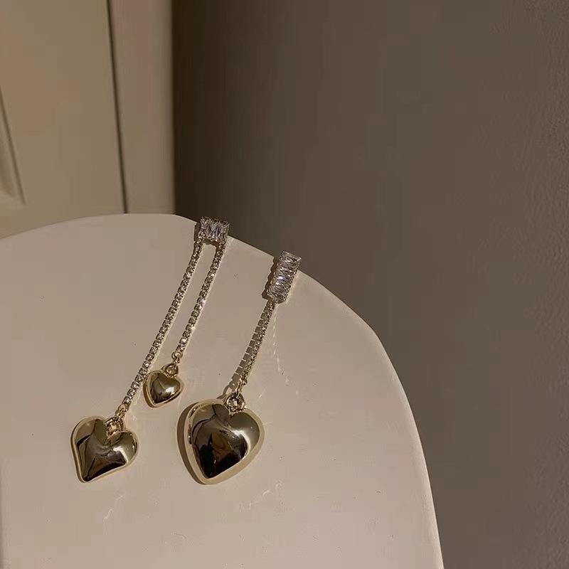 Exquisite and high-end~ Super flash zircon asymmetric love metal earrings, French high-end design niche temperament