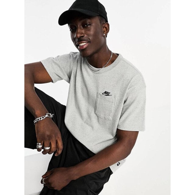 

Серая футболка с логотипом Nike Premium Essentials и карманом