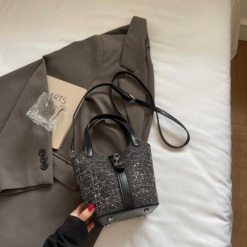 

Вместительная сумка-ведро, инкрустированная бриллиантами, женская, лето 2025, высококлассная, темпераментная, универсальная, для поездок на работу, простая сумка-ведро, тренд 20*12*17