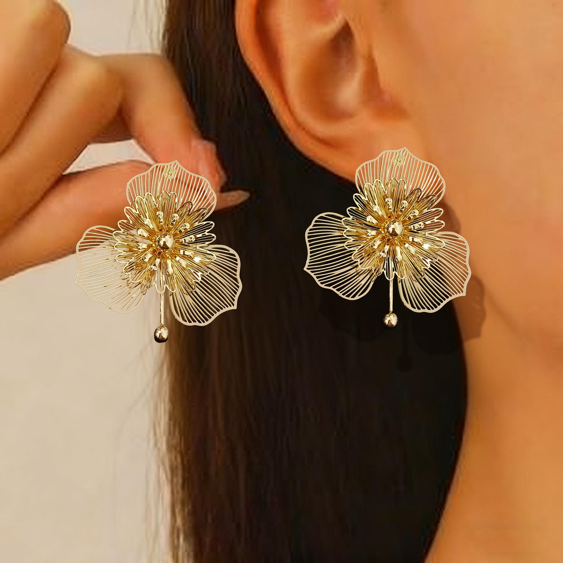 

Luxury Exaggeration Premium Metal Gold Flower Stud Earrings Heavy Industry Flower Earrings Earrings