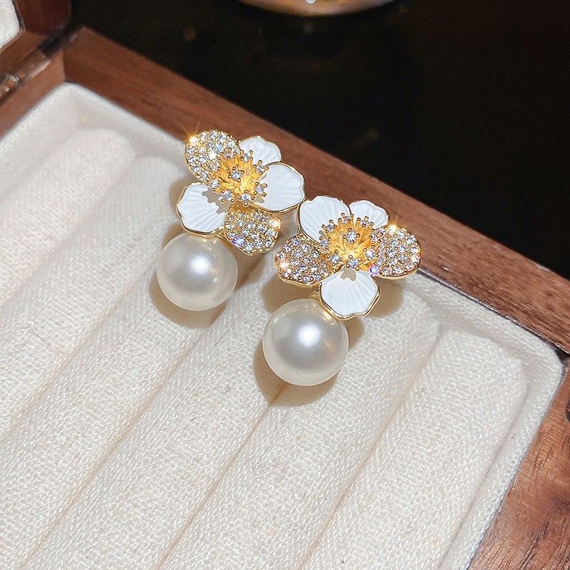 

Ktlt/Light Luxury Temperament Flower Pearl Stud Earrings Female Special-Interest Design S925 Sterling Silver Needle Fancy Rhinestone Earrings White-Alloy