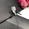 Korean handmade flower crystal brooch, fashionable femininity versatile fringed corsage coat pin accessories