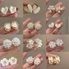Boucles d'oreilles Fleur Géométrique Élégantes: Clous luxueux et polyvalents pour femmes
