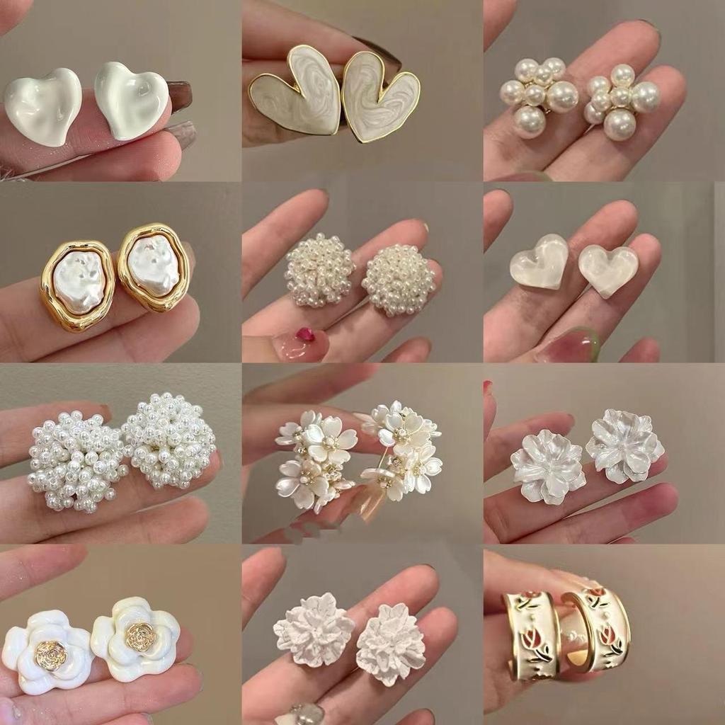 Boucles d'oreilles Fleur Géométrique Élégantes: Clous luxueux et polyvalents pour femmes