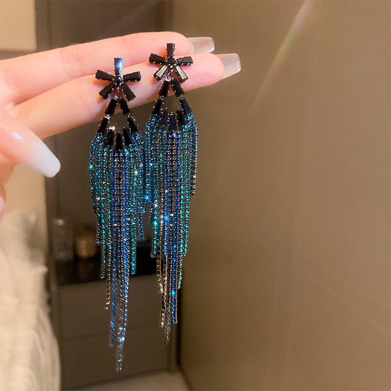 Silver Needle Diamond Flower Tassel Earrings - Retro Palace Style, Light Luxury, Exaggerated High-End Ear Ornaments.