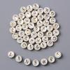 26 Stück/Los Kreuz-/Vertikalbohrung 8 mm Rund Goldfarbe Buchstabe Weiße Muschelperlen Anhänger Armband Zubehör Schmuckherstellung