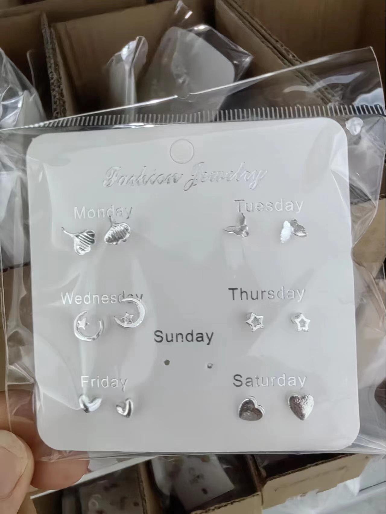 

Универсальный недельный набор: Трендовые маленькие серьги-пусеты для женщин