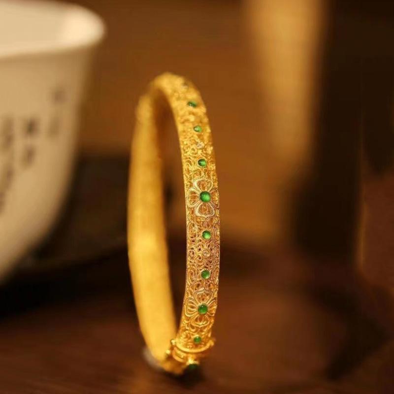 Utsökt Carven-design Antik guldhantverk etnisk stil armband för kvinnor Naturliga Hetian-jadearmband festcharm smycken