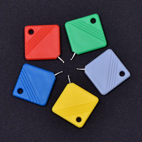 10 szt. nawlekaczy do igieł do szycia ręcznego Kwadratowy pomocnik do nawlekania igieł Łatwe narzędzie do nawlekania Pasuje do większości rozmiarów igieł Dla miłośników szycia