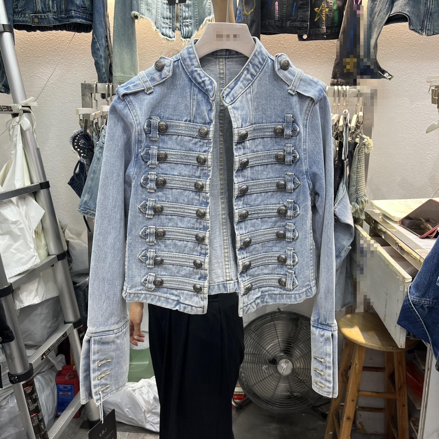 

«Джинсовая куртка в европейском стиле ретро-дворцового стиля с застежкой на пуговицы и длинными рукавами — мода весна/осень 2025 года с воротником-стойкой» 2XL