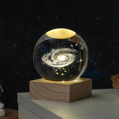 Ahşap Tabanlı 3D Güneş Sistemi Kristal Küre Gece Lambası - Işıklı Masaüstü Ev Dekorasyonu ve Doğum Günü Hediyesi