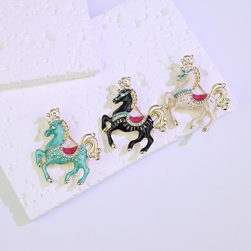 Zodiac Horse Rhinestone-Enamel Brooch: Cute, Creative, Alloy Design.