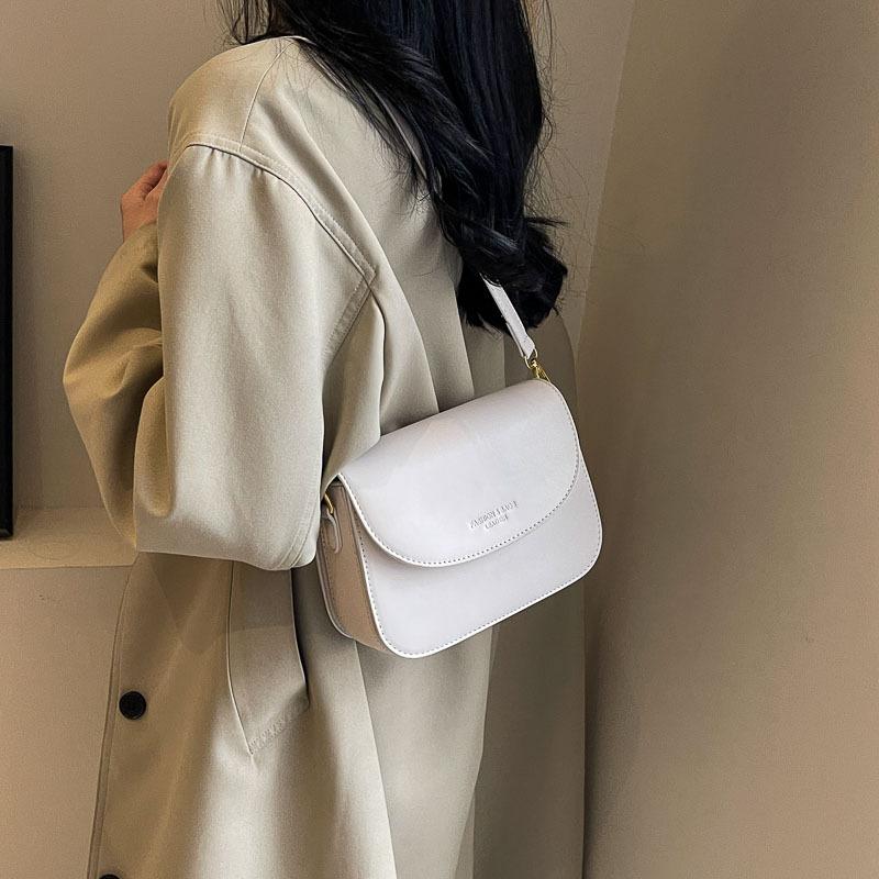 Trend Black Mini Crossbody Bag Sleek Minimalist Design with Gold Hardware Stylish Versatile Perfect for CasualChic Outfits бежевый 2890₽