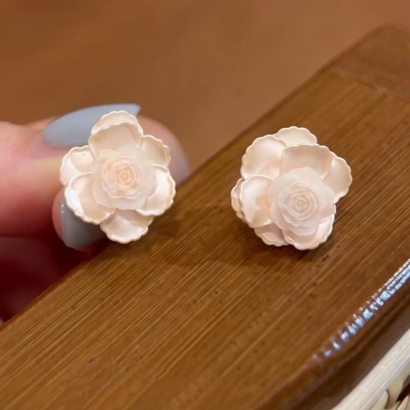 Silver needle resin flower stud earrings retro sweet gentle temperament simple fashion earrings light luxury high sense earrings women