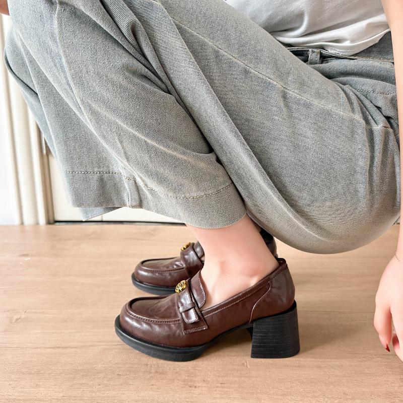 Leather camellia one-pedal loafers women's 2025 new retro small leather shoes commuter thick high heel round head single shoes