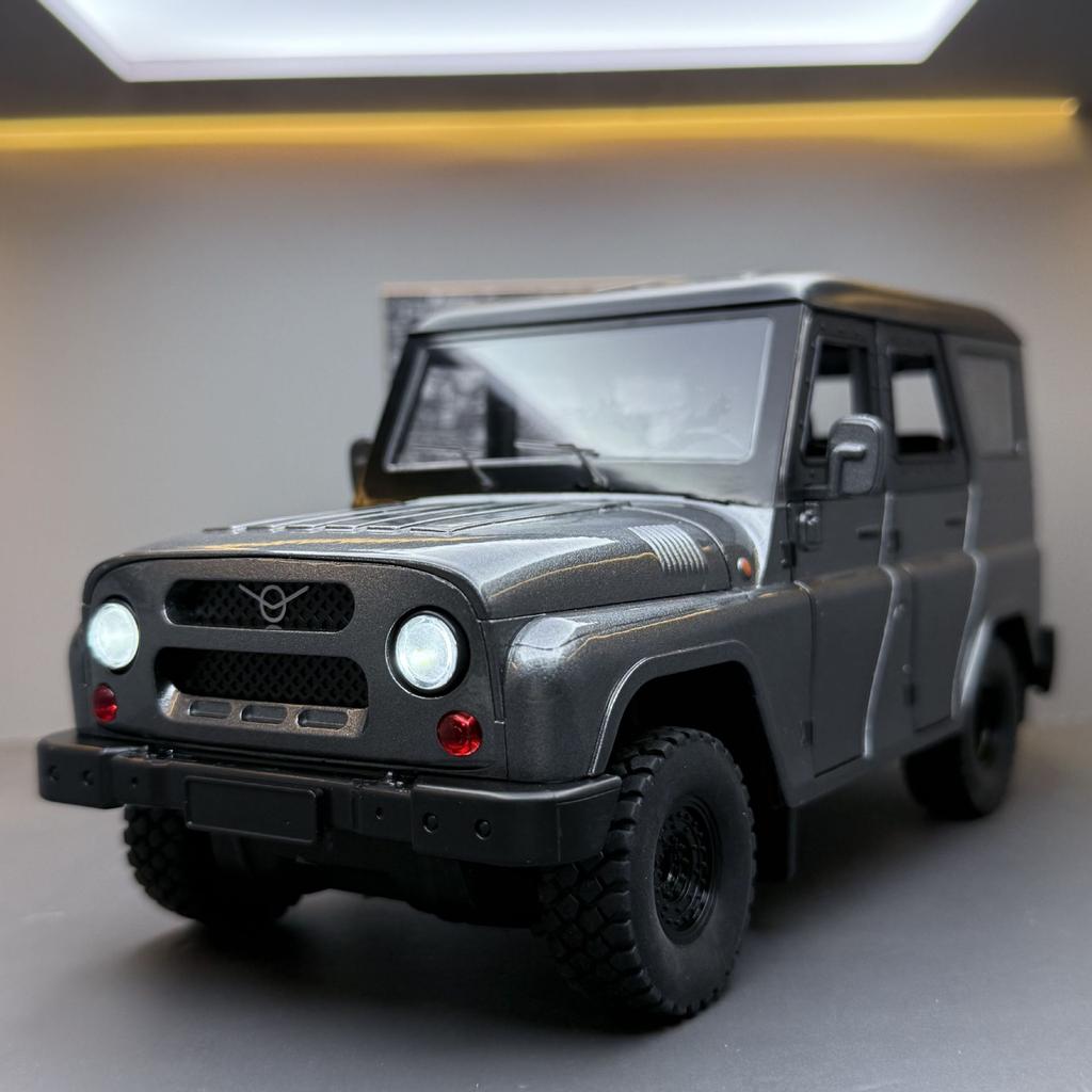 1/18 UAZ Hunter SUV Alloy Car Diecasts & Toy Vehicles Metal Toy Car Model Sound and Light Collection Kids Toy