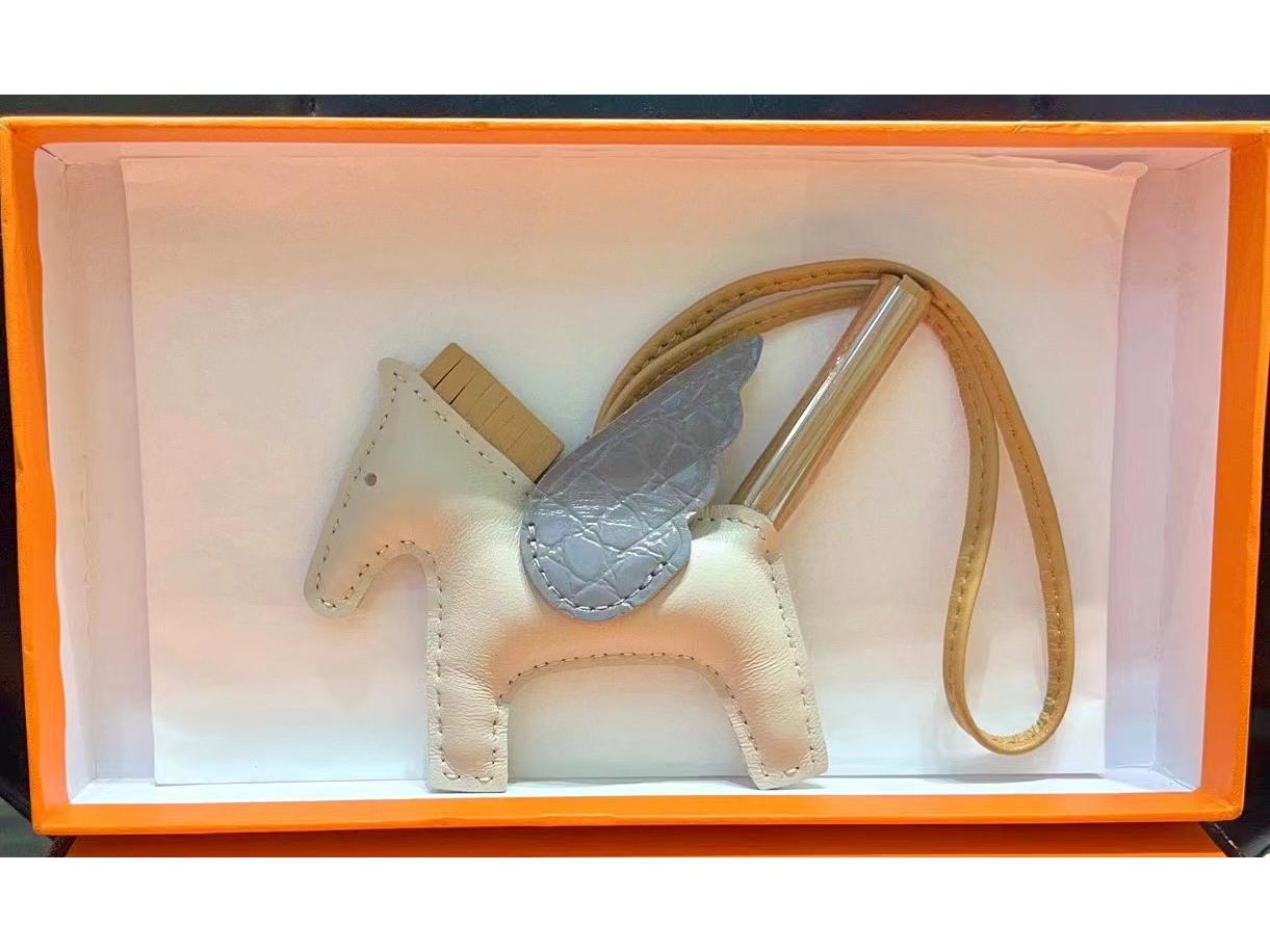 

Шарм для сумки из натуральной кожи ручной работы - Милый дизайн летящей лошади из овчины