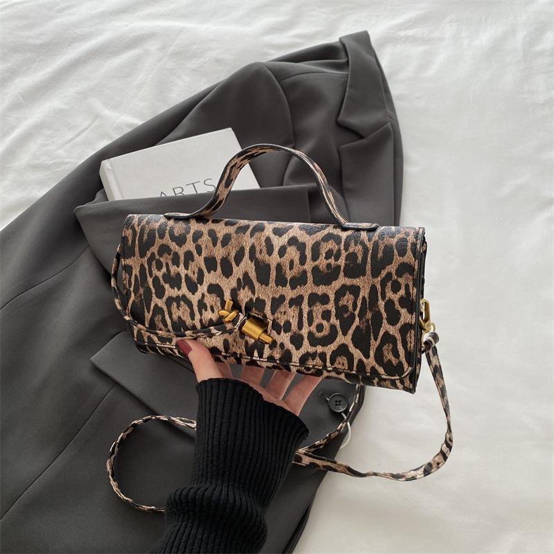 

Новая сумка-клатч с длинной цепочкой, текстурная, повседневная, с леопардовым принтом, для личности 2025 года, на плечо, дамская сумка, подмышечная женская сумка коричневый