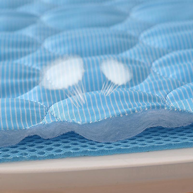 Pet Cooling Mat: Ice Silk Summer Pad for Cats & Dogs - Breathable and Refreshing Sleep Surface
