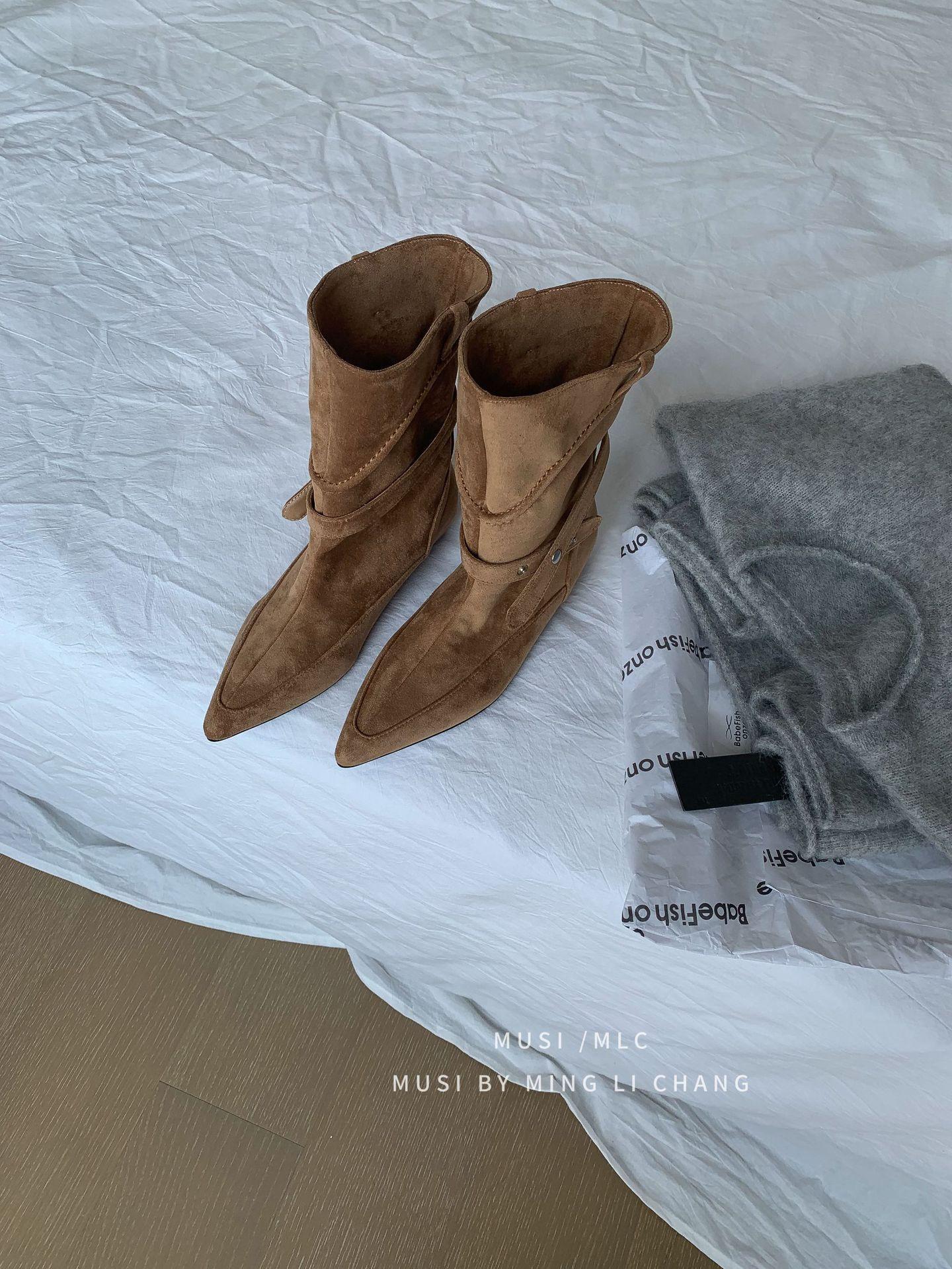 

2025 зима новые квадратный каблук ремешок коровья кожа короткие сапоги ретро острый носок низкий каблук замша средние сапоги женские 39 абрикосовый