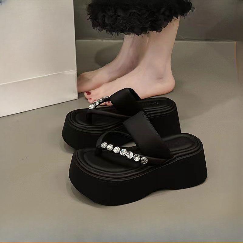 

2025 Новые высококлассные тапочки на губчатой подошве, Летние модные и повседневные женские сандалии с круглым носком и стразами на платформе 35 чёрный