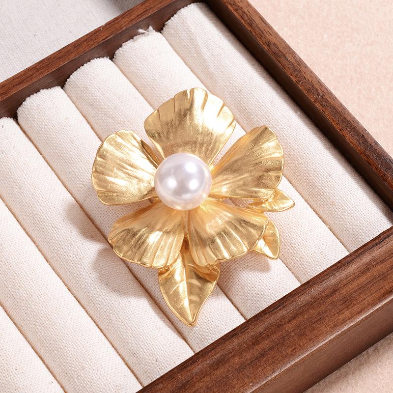 

Винтажная брошь в виде цветка с жемчугом - Элегантный золотистый женский аксессуар для одежды 18K