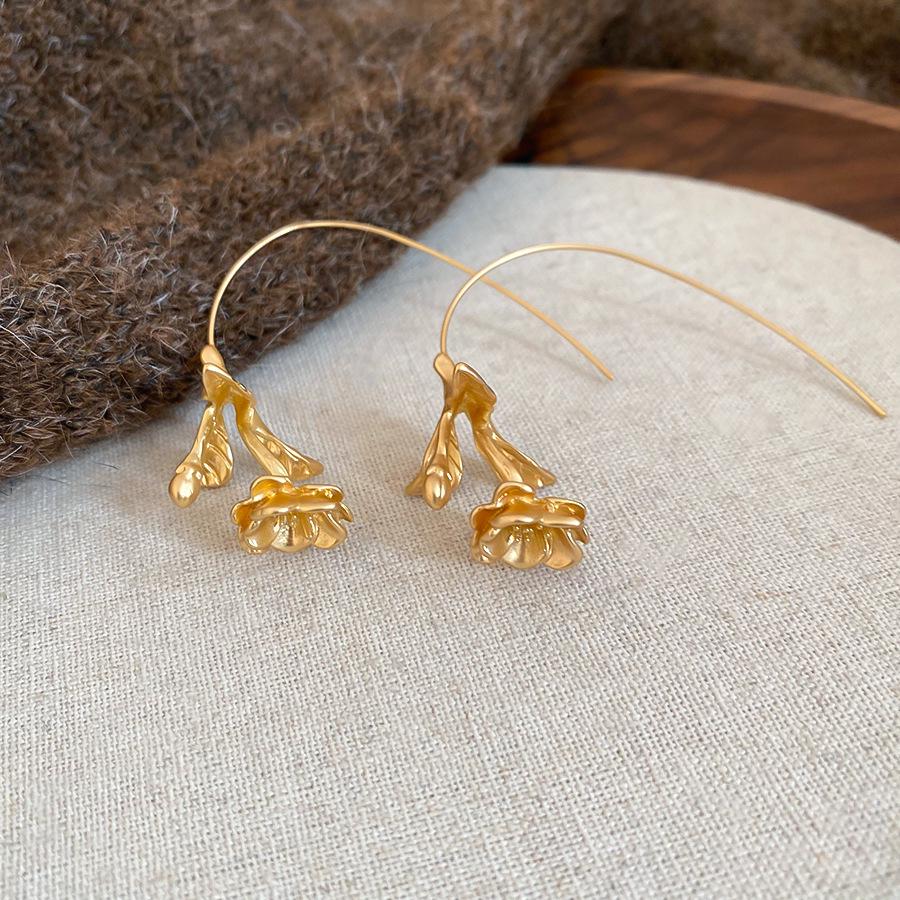 Европейские и американские металлические серьги-крючки с цветами и листьями: Уникальные модные серьги-заявление