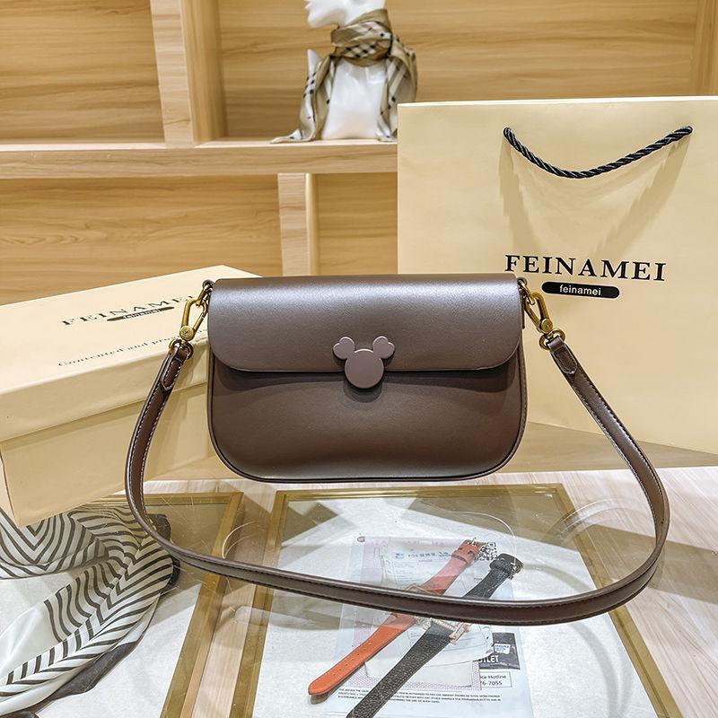 

New high-end niche tofu bag, small square bag, messenger bag, women s fluffy bag, underarm bag. темно-коричневого