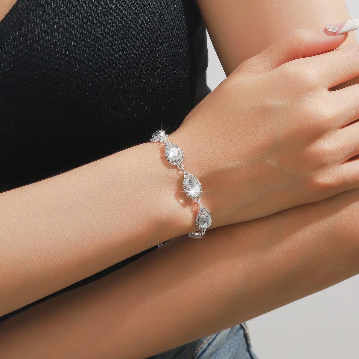 

Комплект свадебных украшений из трех частей: ожерелье, серьги, браслет, свадебное платье, роскошные элегантные универсальные аксессуары