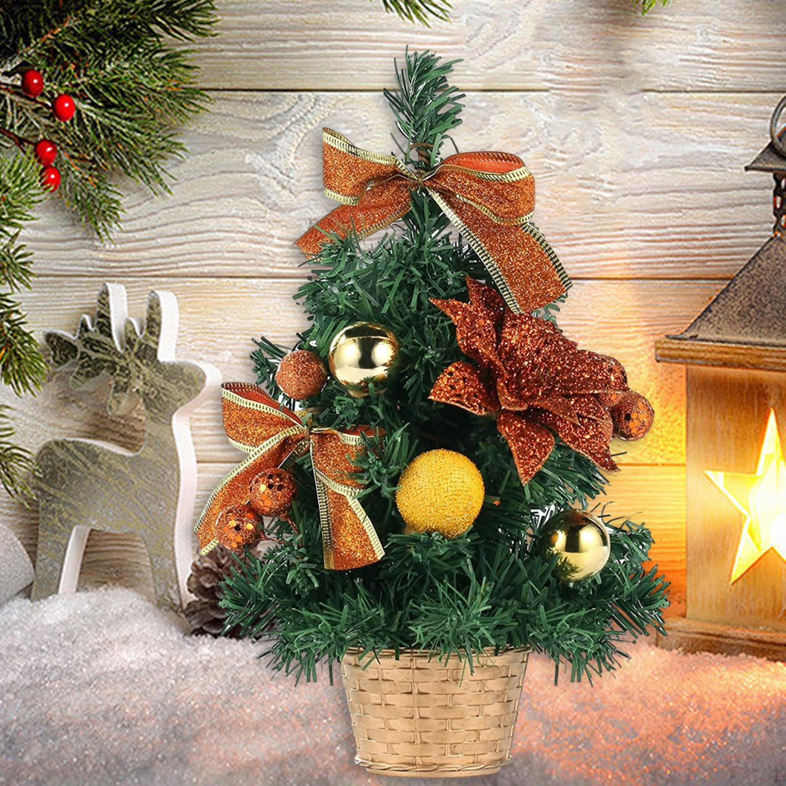 

Искусственная рождественская елка для настольного камина на кухне, в комнате, на окне оранжевый