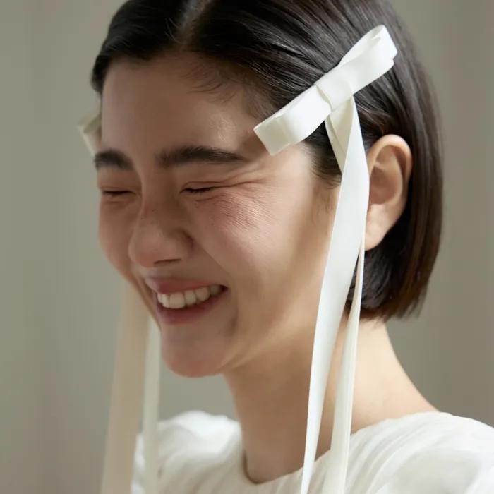 Po Romance Ribbon Hair Pin (LIGHT IVORY/BLACK)