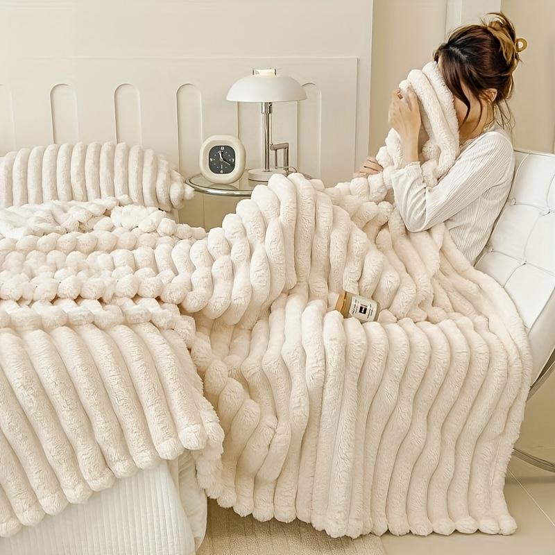 Blanket Soft and Comfortable Faux Rabbit Hair Reversible Blanket Thermal Fleece Blanket Nap Blanket Air Conditioning Blanket Office Outdoor Camping