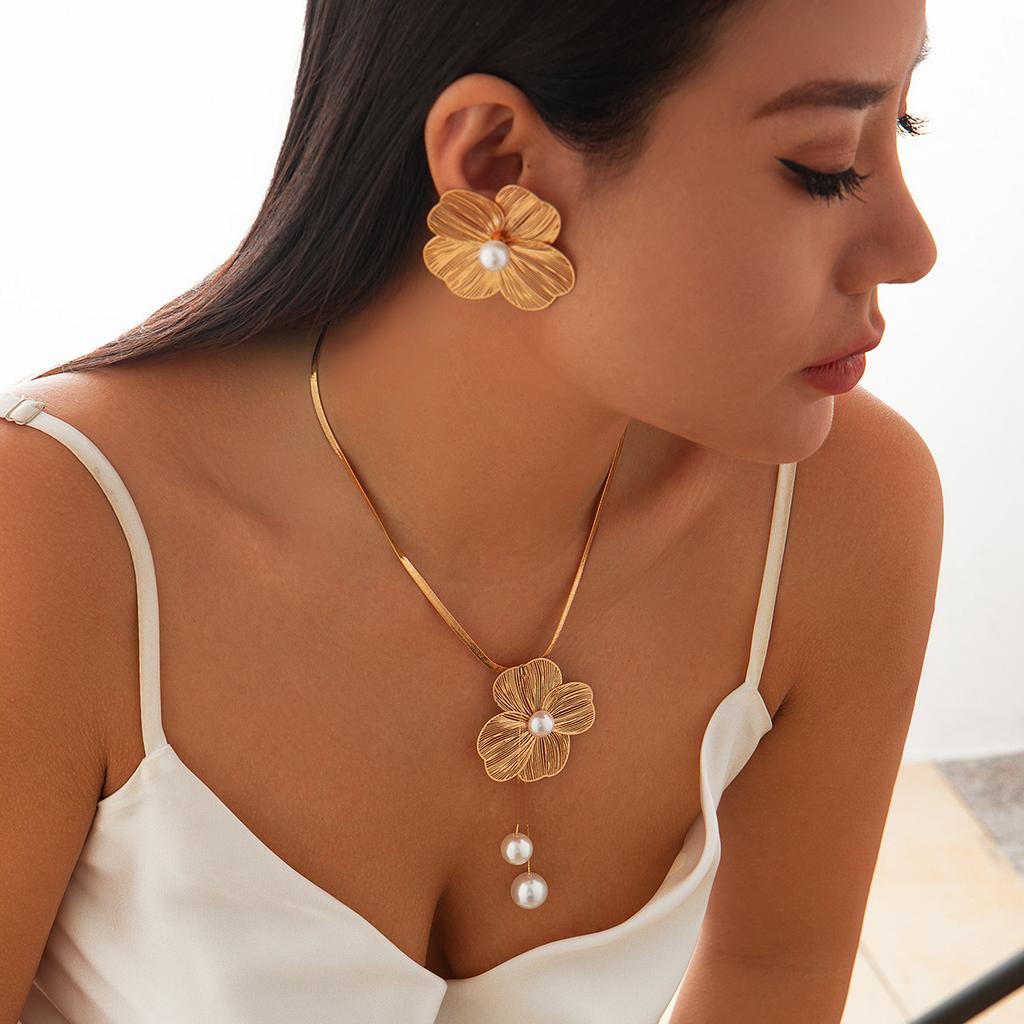 Collana a catena per clavicola con ciondolo a forma di petalo di fiore e perla sintetica, orecchini, set di gioielli alla moda Kpop a catena a serpente per donna