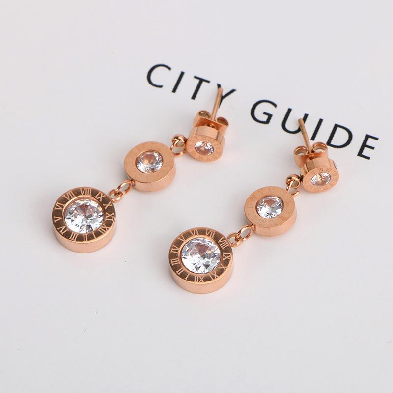 Lange Modelle unregelmäßiger römischer digitaler runder Anhängerohrringe mit Diamantohrringen im Nischendesign