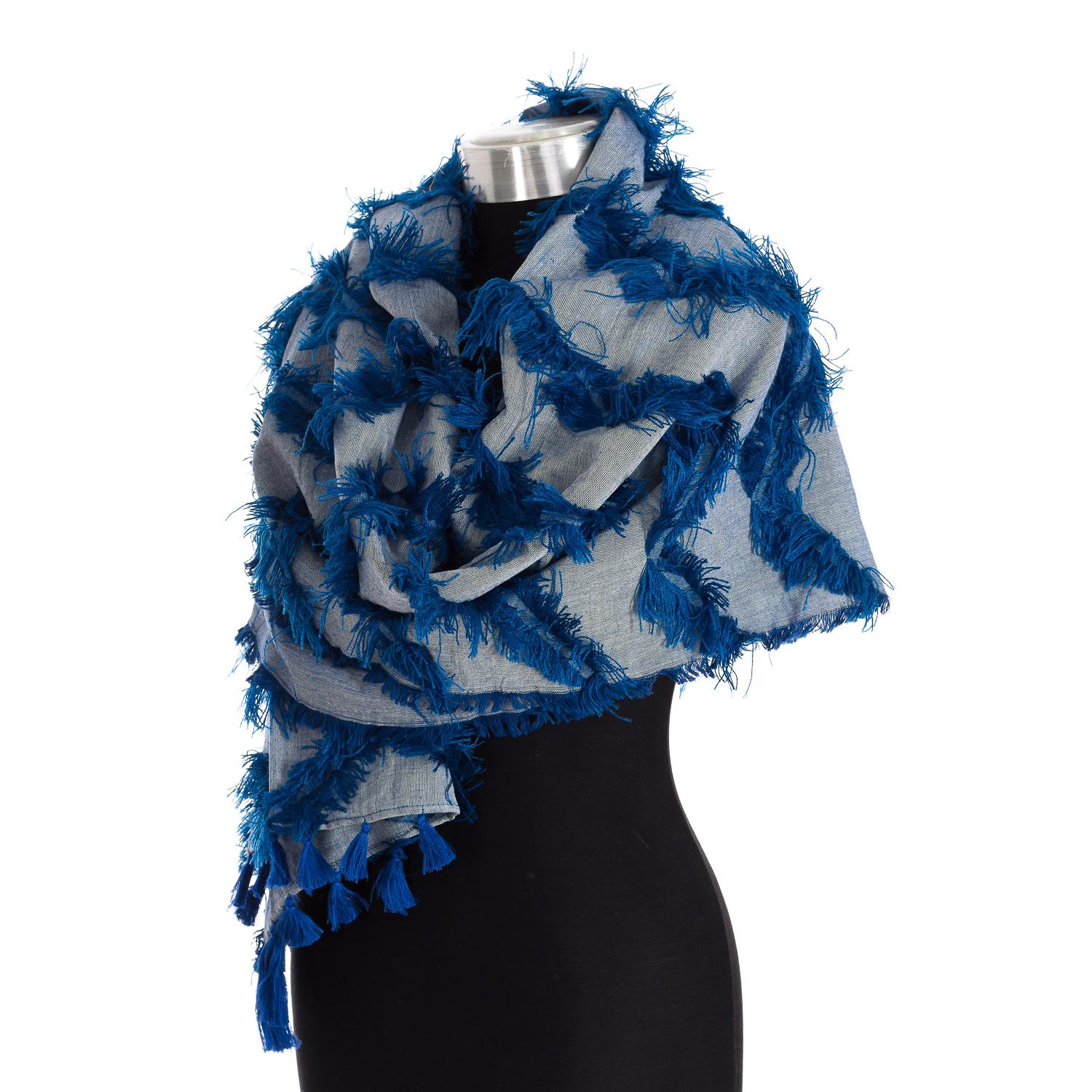 

Шарф с кисточками и мягкой фактурной бахромой 9071 женский.