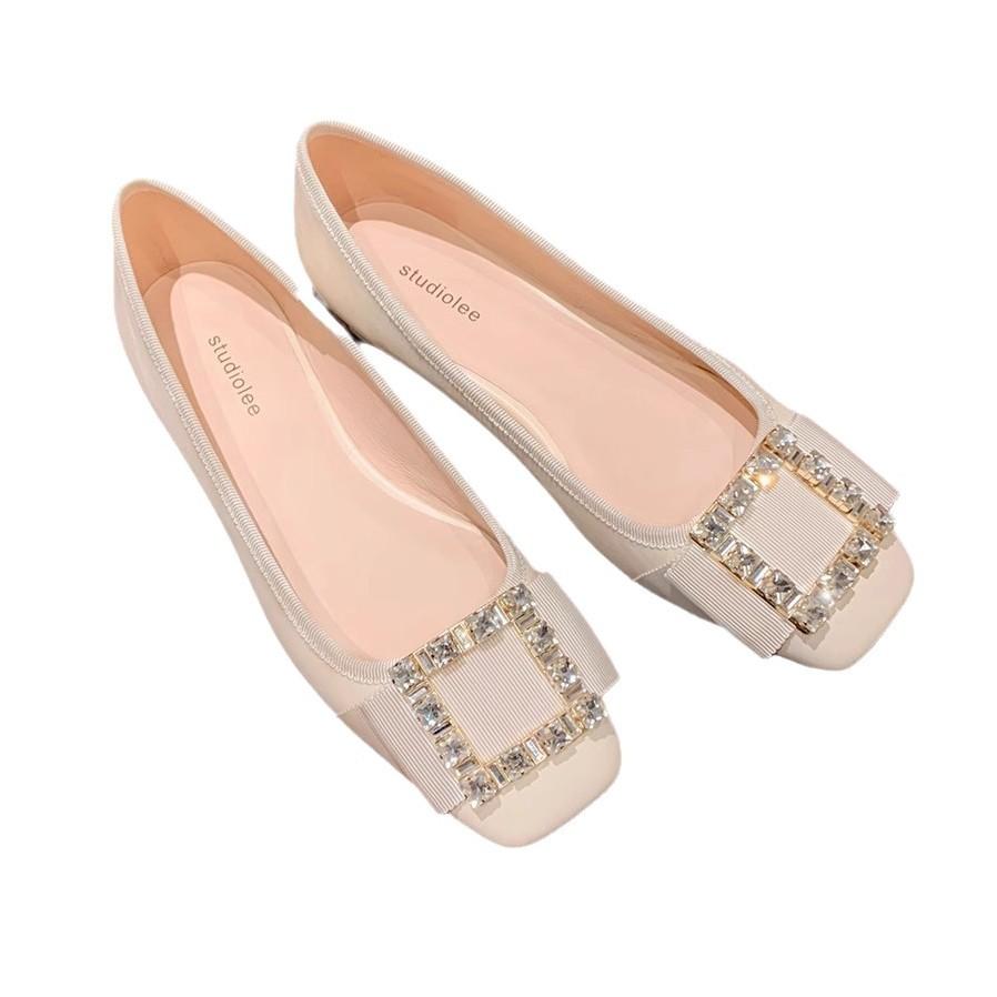 Klassische französische Strass-Viereckschnalle vielseitige Lammleder Damen-Pendler-OL-Einzelschuhe mit flachem Boden.