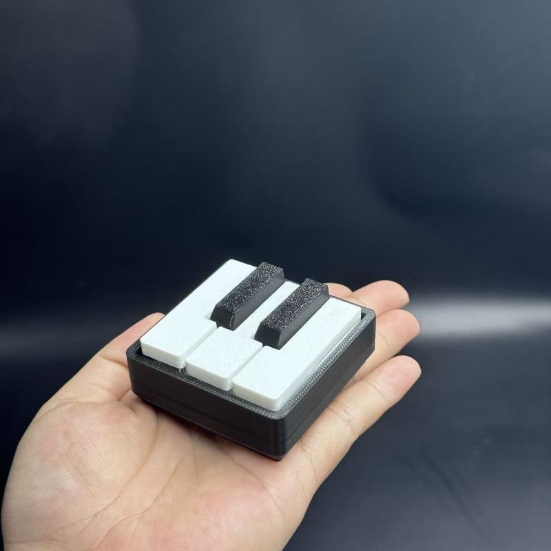 Mini Piano Keyboard Fidget Clicker Toy Satisfying Press Feeling Portable Keychain For Adults Office Stress Relief