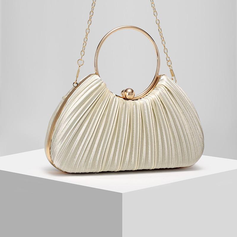 Ny satinväska med plisseringar, ringhandväska, aftonklänningsväska, ny ny väska, dansfestväska.