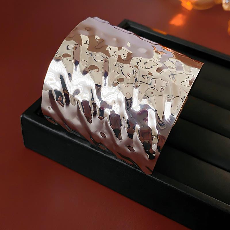 European & American Pleated Metal Bangle: Elegant Cold-Style Bracelet with High-End Luxury Design