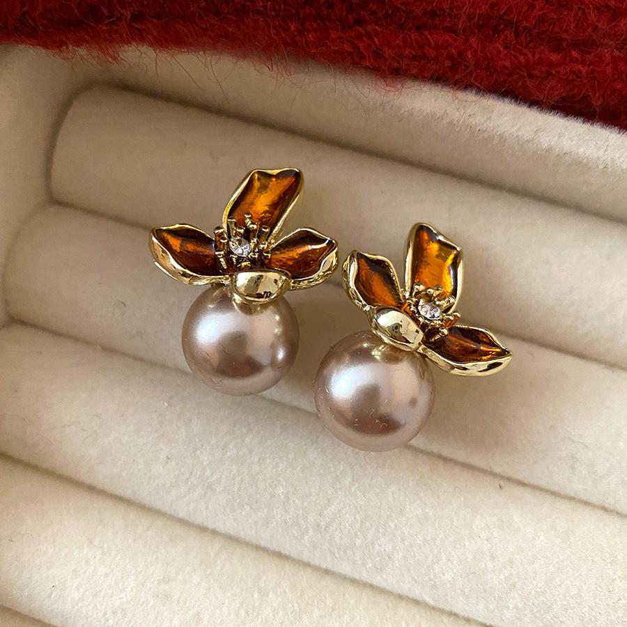 

Silver needle dripping oil flower pearl earrings retro personality unique design earrings light luxury high-end earrings