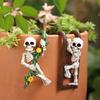 2 Stück Lustige kletternde Skelett-Statuen Kleine Harz-Skelett-Pflanzgefäß-Umarmung für Blumentopf Terrasse Balkon Veranda Hof Rasen Garten Halloween-Dekoration