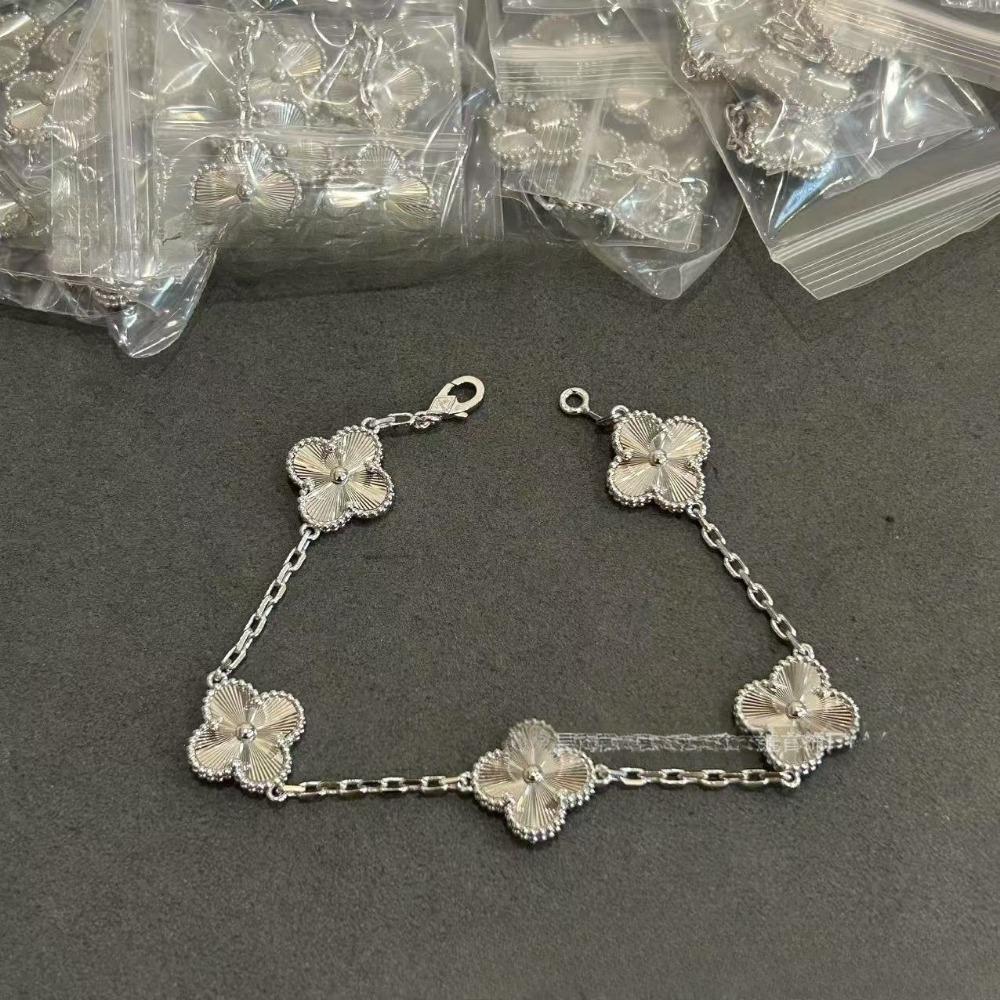 Hochwertiger roter Chalcedon Laser vierblättriges Kleeblatt fünfblütiges Armband 18K Roségold leichter Luxusschmuck Geschenk für Freundin