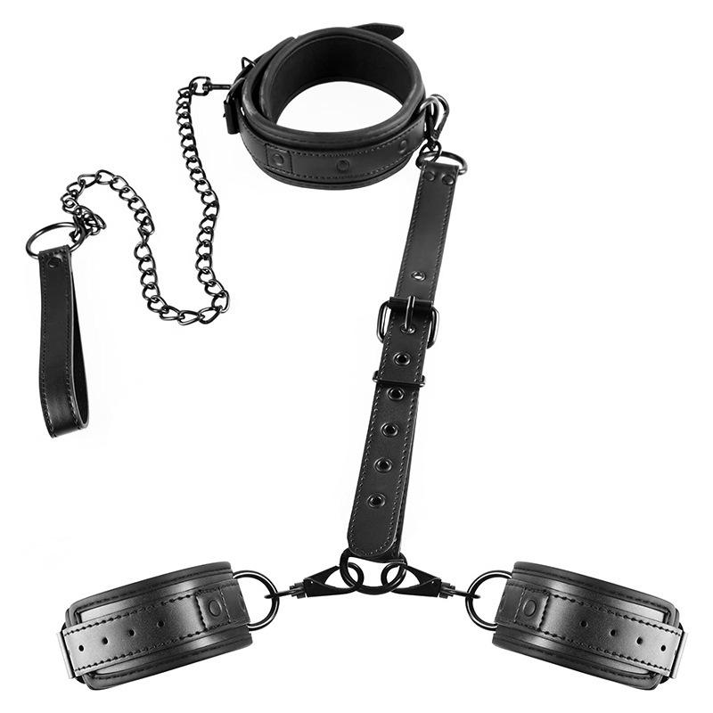 Erotisches Poker SM Fesselset: Metallkettenleine, Halsband und Handfesseln aus Tauchmaterial
