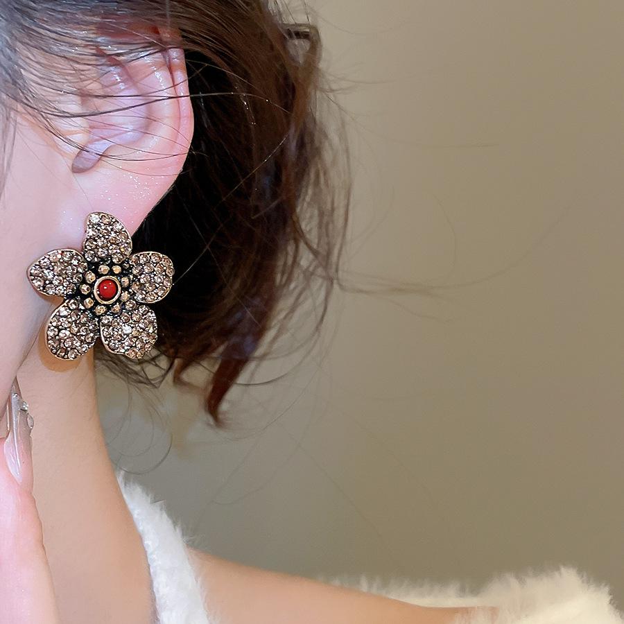 Elegant Diamond-Studded Flower Earrings: Silver Needle Retro Style for High-End Fashion