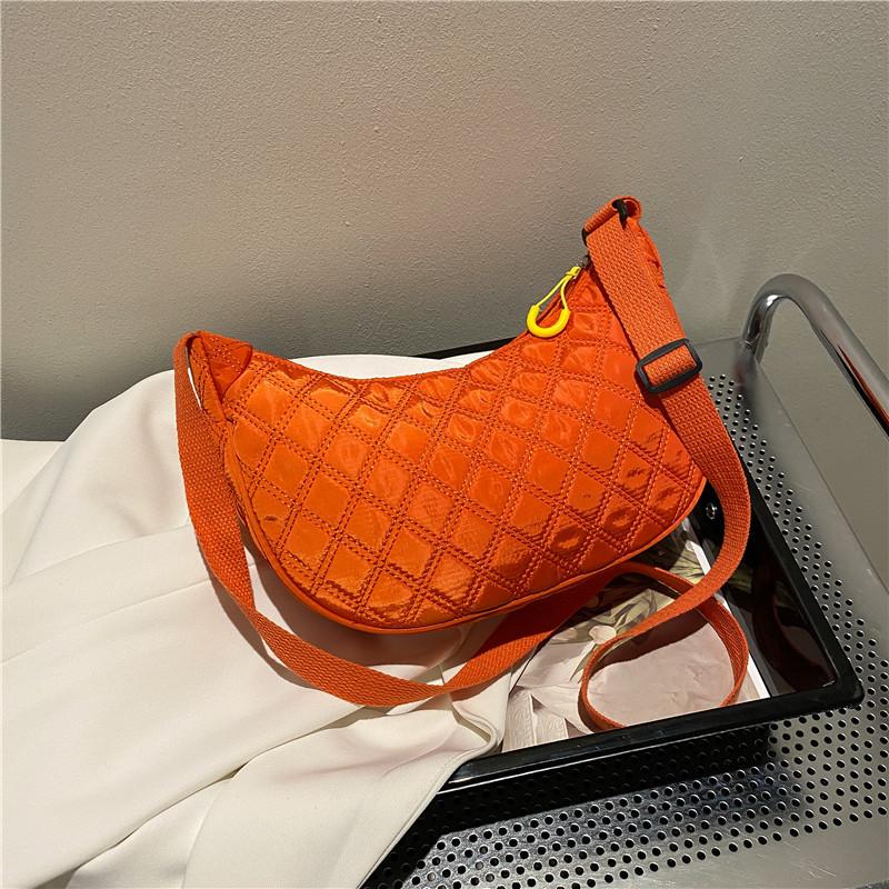 Cheap 2022 Korean Version New Retro Simple Lingge Dumpling Bag Leisure