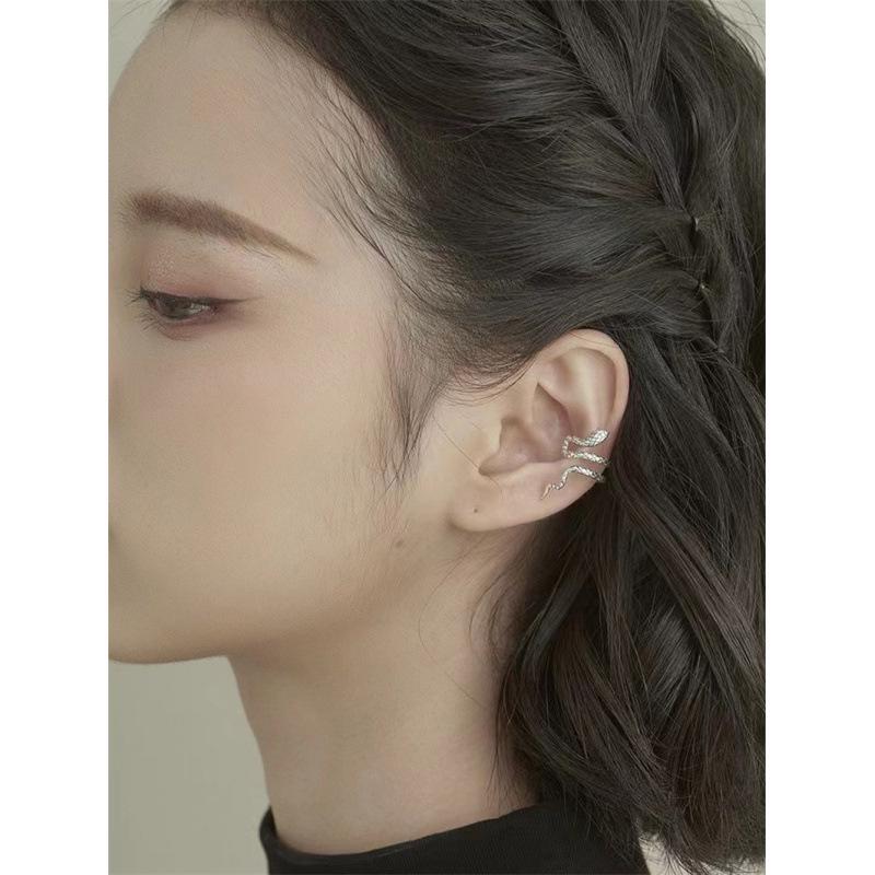 Trendy Snake Ear Cuff: Stylish, No-Piercing Jewelry for Fashionable Girls