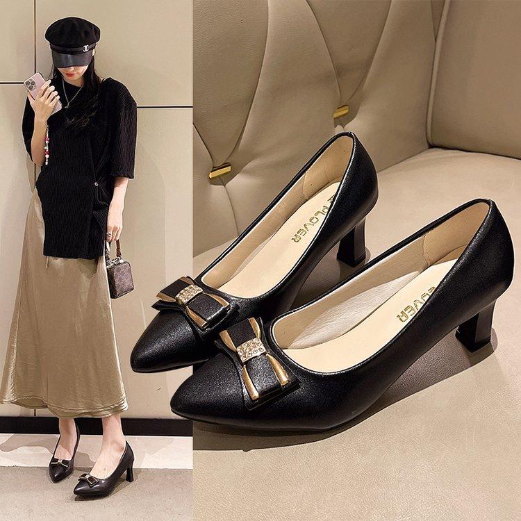 

Soft leather medium heel single shoes women s autumn 2025 new versatile light mouth thick heel professional commuting not tired foot high heels 35 чёрный