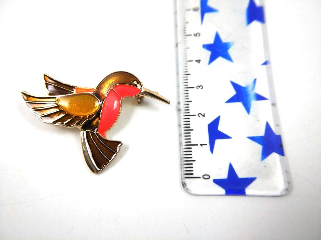 [F KNOTEN] Kolibri-Anstecknadel, 4,5 cm x 3,3 cm, mit Verschluss, Stilvoll, Niedlich, Formell (Braun)