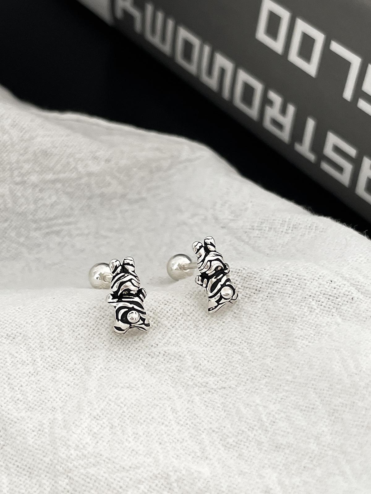 

Year of the Rabbit New Creative Chic Rabbit Stud Earrings Women s Medieval Jewelry Versatile Trend 925 Sterling Silver Earrings Earbone Stud A pair of 925 silver
