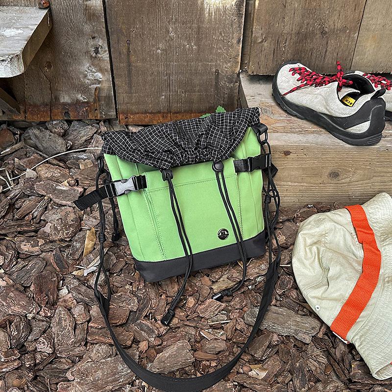 2025 New Mesh Drawstring Color Matching Shoulder Oblique Span Bag for Men and Women Couples Casual and Lightweight Outdoor Sports Small Satchel